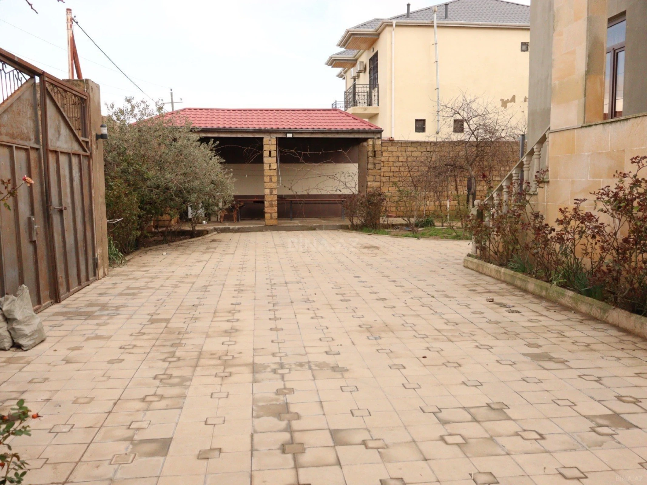 Satılır 6 otaqlı həyət evi 240 m²