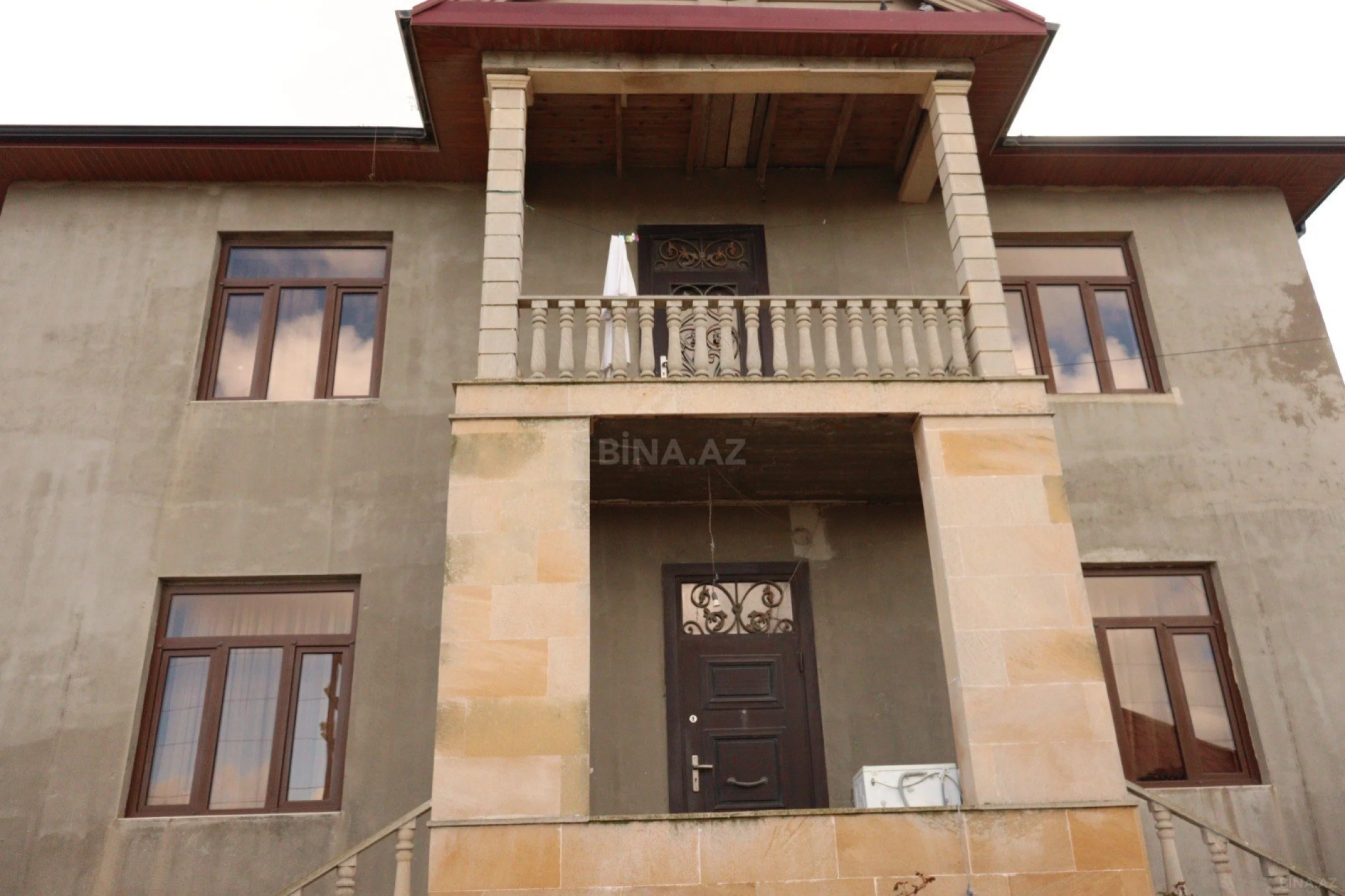 Satılır 6 otaqlı həyət evi 240 m²