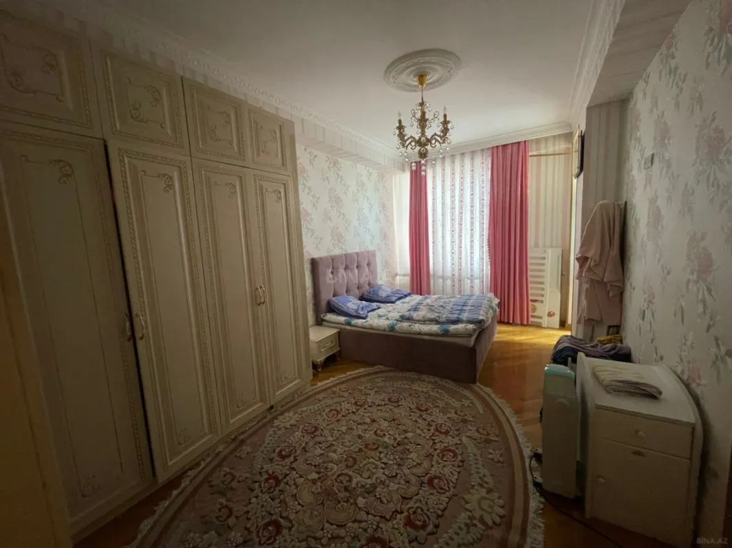 Satılır 3 otaqlı mənzil 130 m²