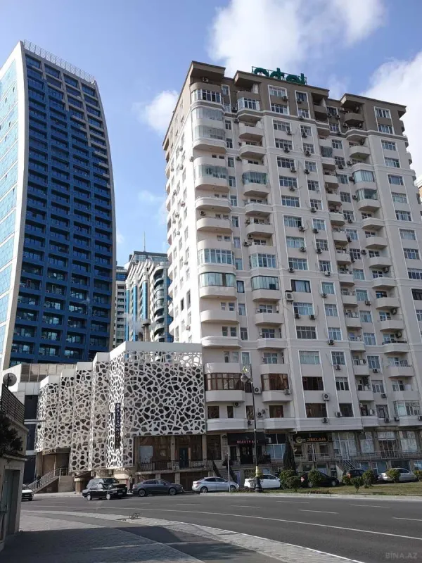 Satılır 3 otaqlı mənzil 145 m²