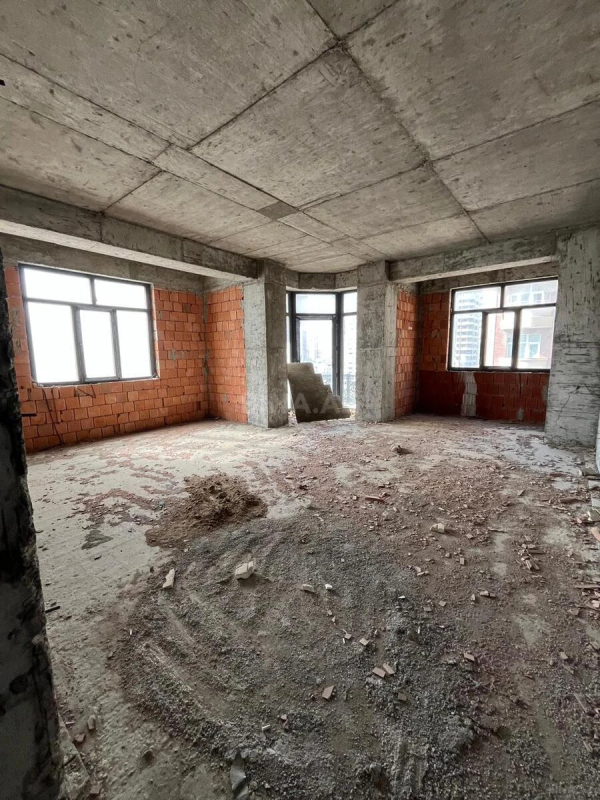 Satılır 3 otaqlı mənzil 136 m²