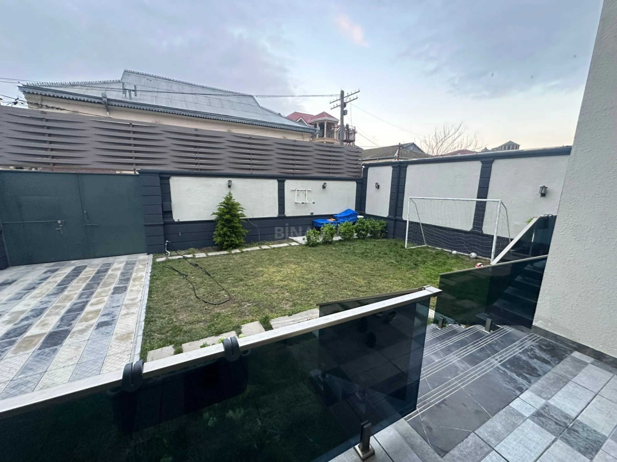 Satılır 5 otaqlı həyət evi 250 m²