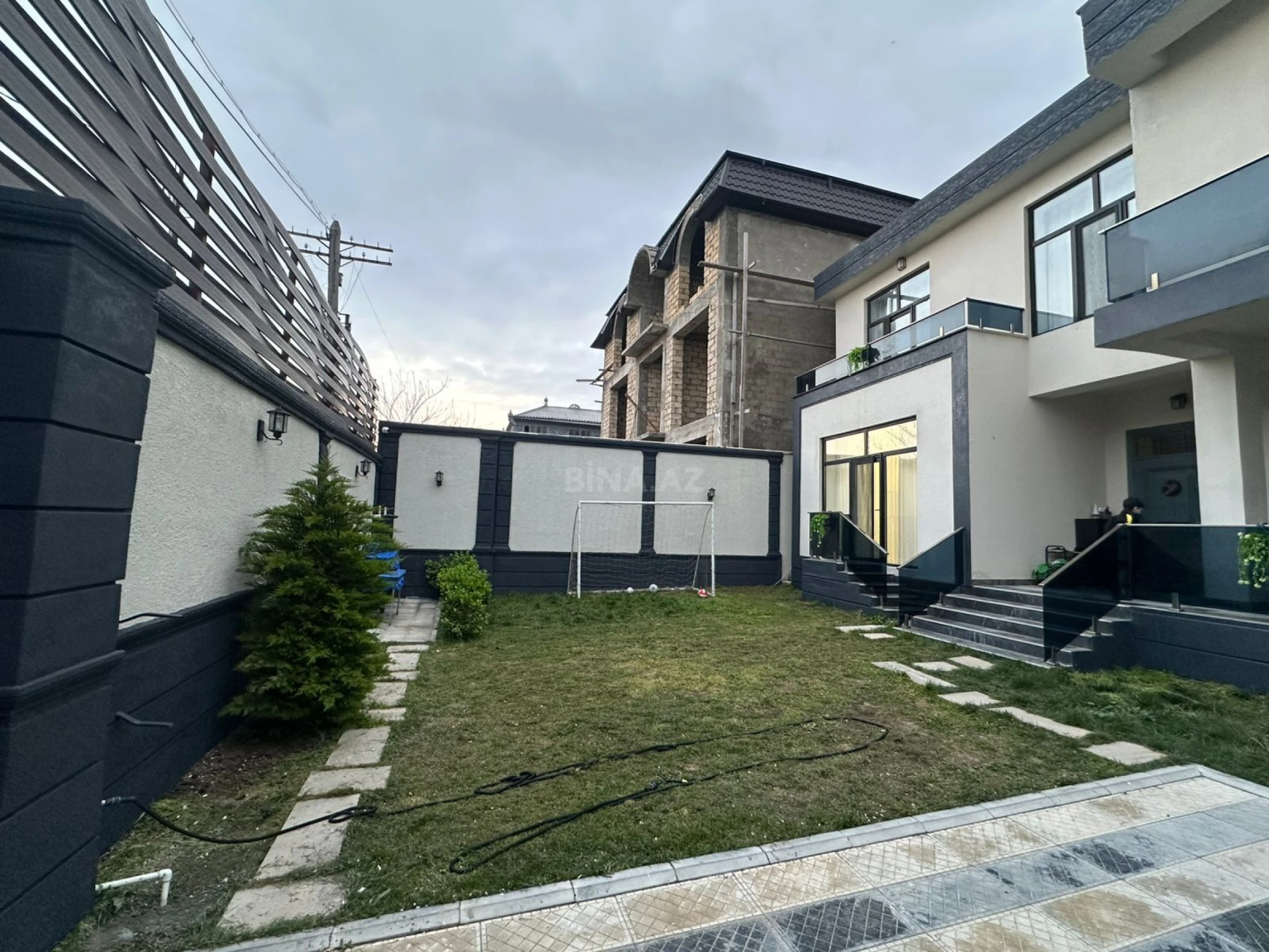 Satılır 5 otaqlı həyət evi 250 m²