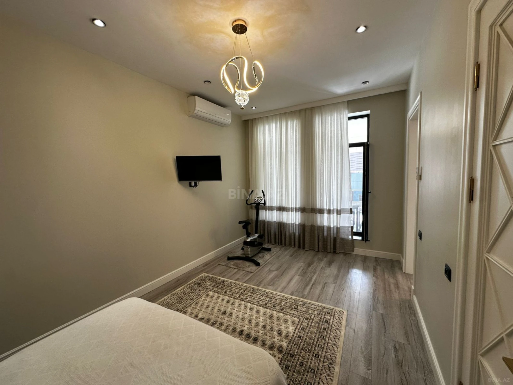 Satılır 5 otaqlı həyət evi 250 m²