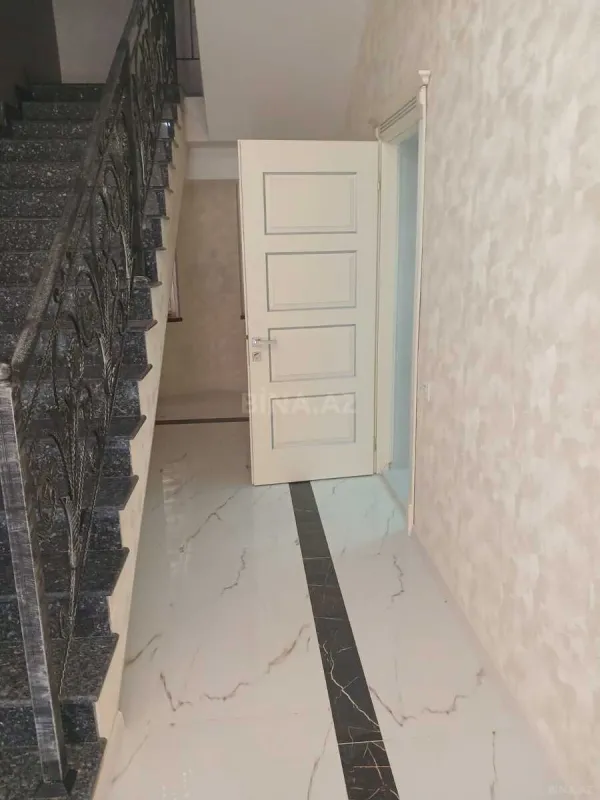 Satılır 4 otaqlı həyət evi 240 m²