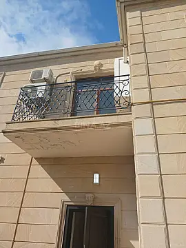 Satılır 4 otaqlı həyət evi 240 m²