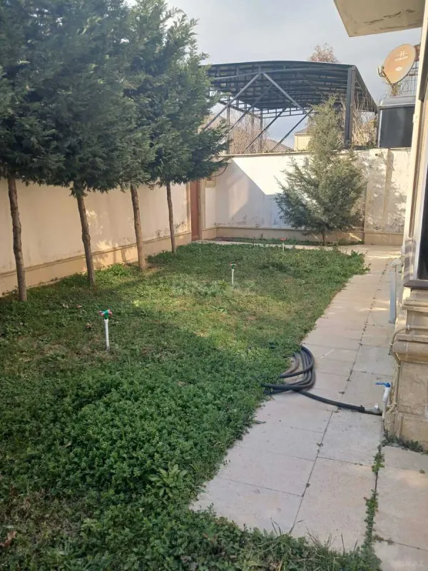 Satılır 4 otaqlı həyət evi 240 m²
