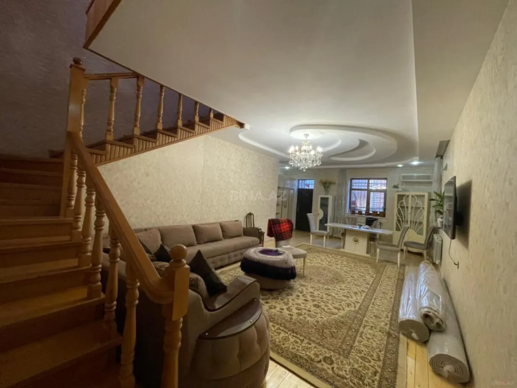 Satılır 7 otaqlı həyət evi 240 m²