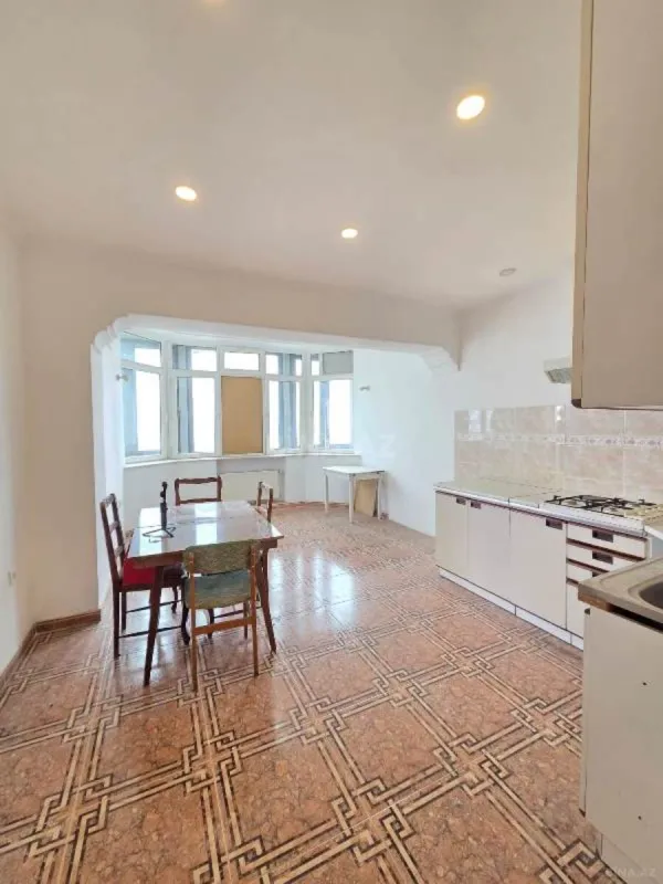 Satılır 3 otaqlı mənzil 135 m²