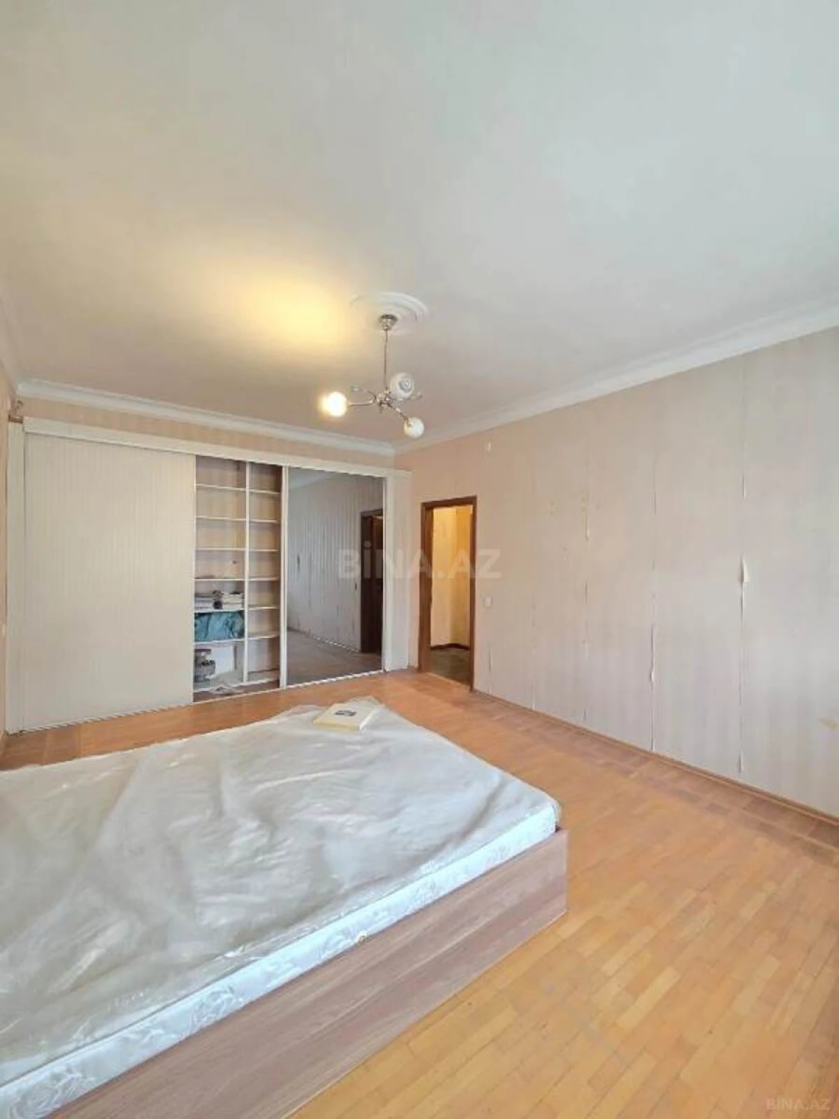 Satılır 3 otaqlı mənzil 135 m²