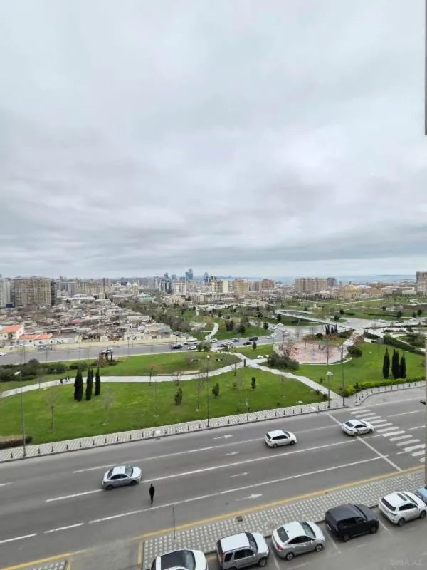 Satılır 3 otaqlı mənzil 135 m²