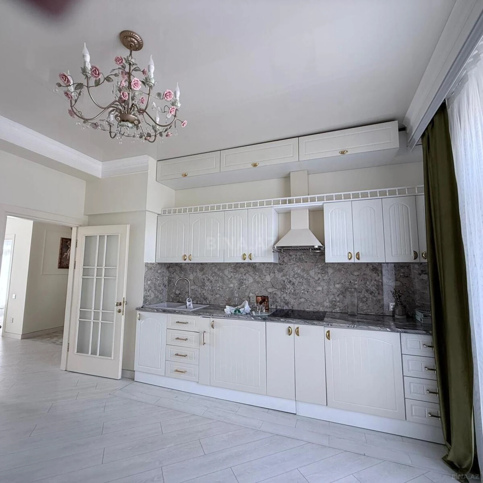 Kirayə verilir 3 otaqlı mənzil 145 m²