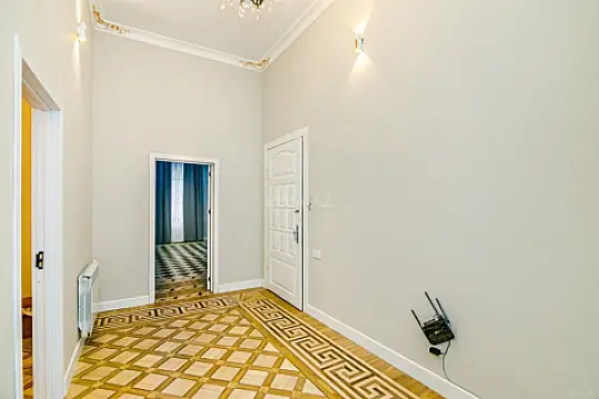 Kirayə verilir 5 otaqlı mənzil 220 m²