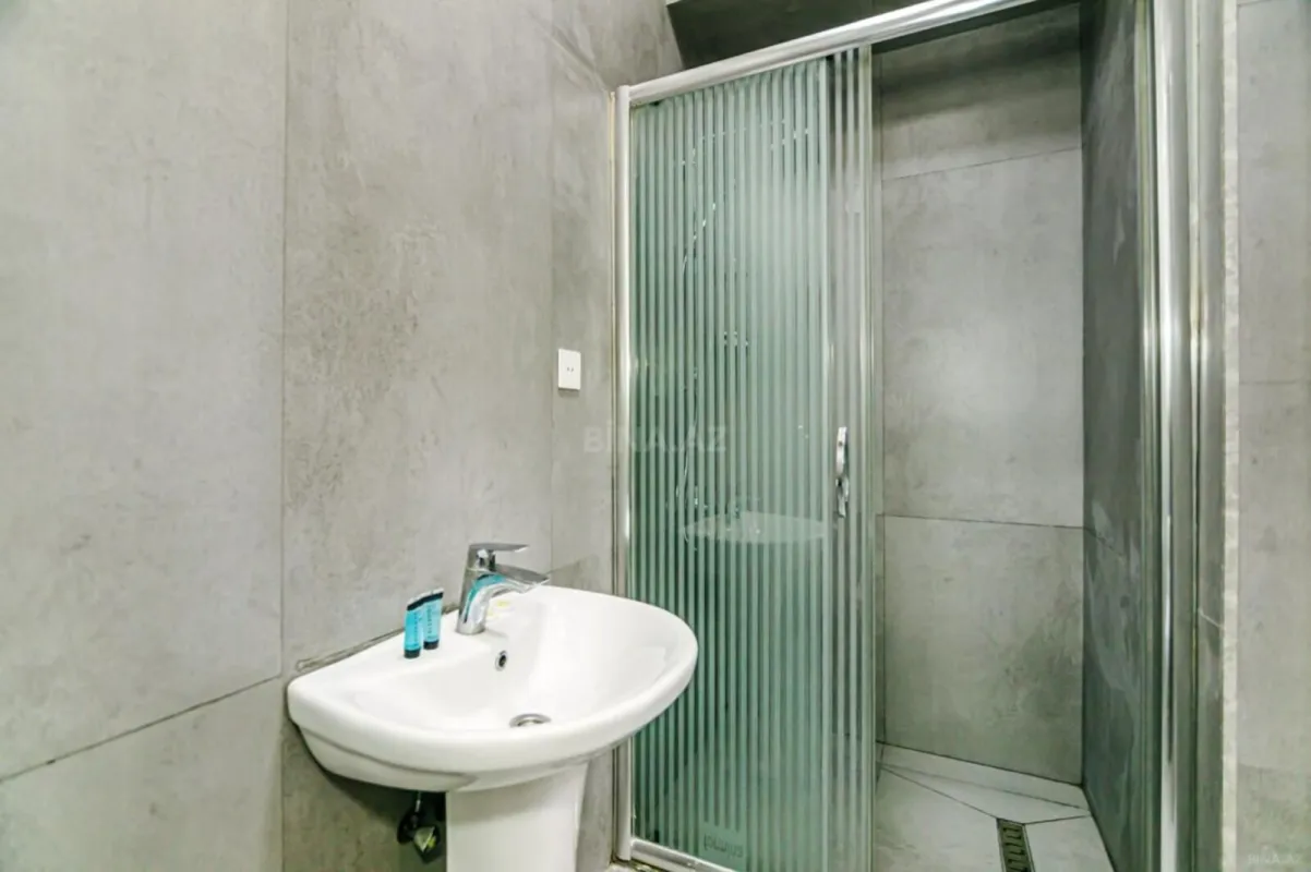 Kirayə verilir 5 otaqlı mənzil 220 m²