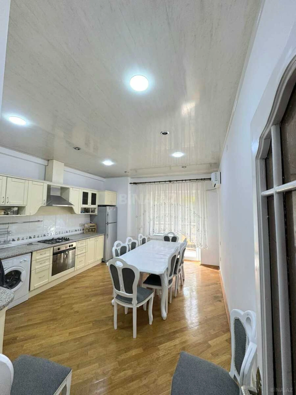 Kirayə verilir 2 otaqlı mənzil 110 m²