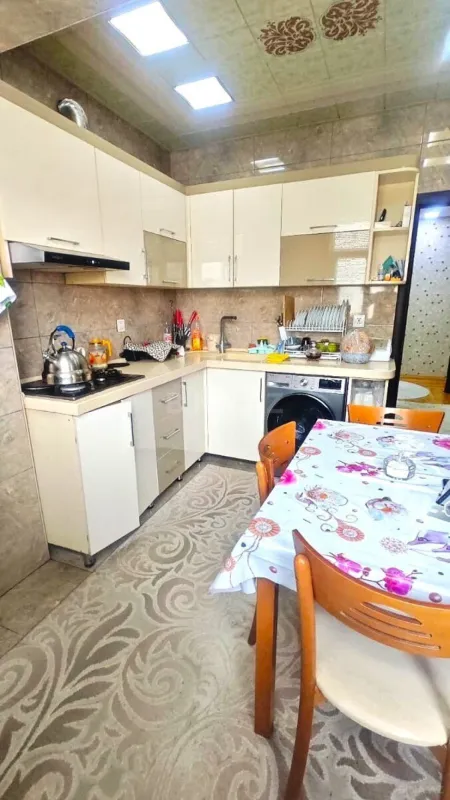 Satılır 5 otaqlı mənzil 125 m²