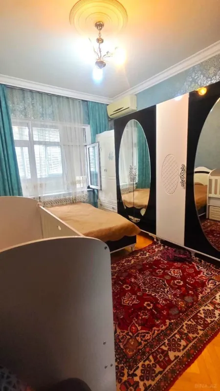 Satılır 5 otaqlı mənzil 125 m²