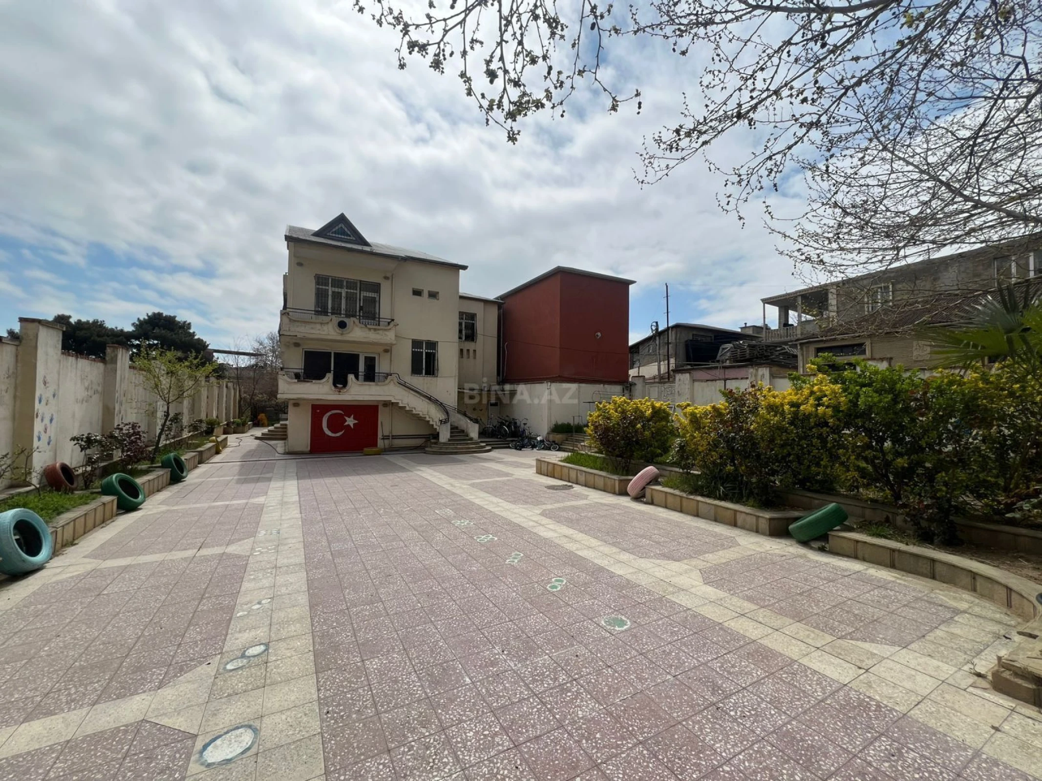 Kirayə verilir 8 otaqlı həyət evi 250 m²