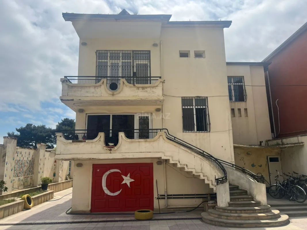 Kirayə verilir 8 otaqlı həyət evi 250 m²