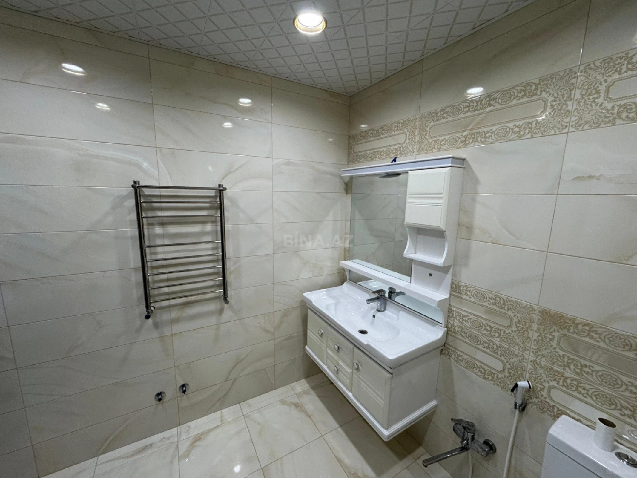 Kirayə verilir 2 otaqlı mənzil 75 m²