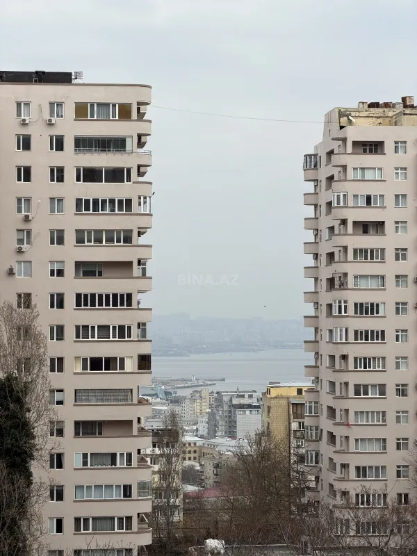 Satılır 4 otaqlı mənzil 230 m²
