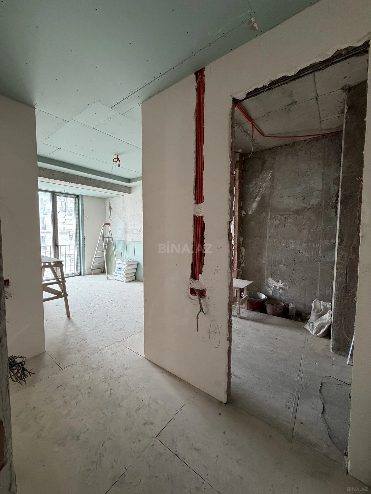 Satılır 4 otaqlı mənzil 230 m²