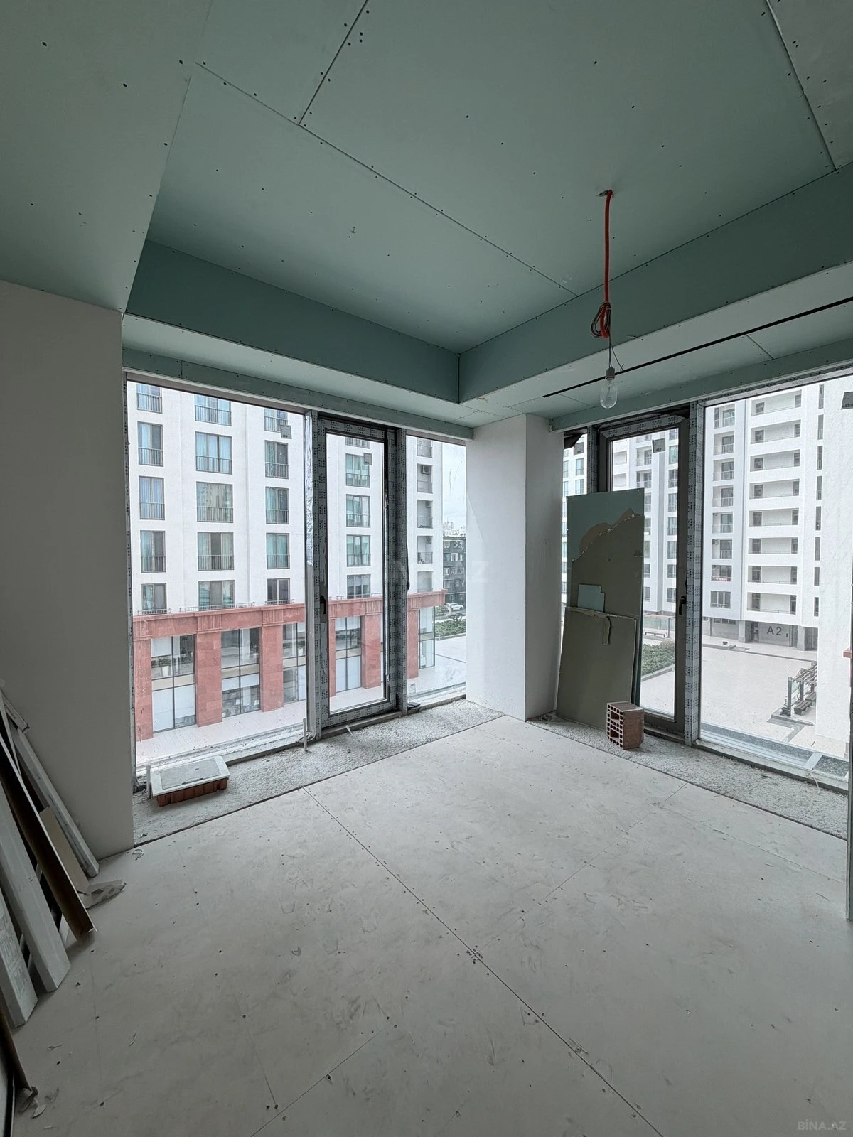 Satılır 4 otaqlı mənzil 230 m²