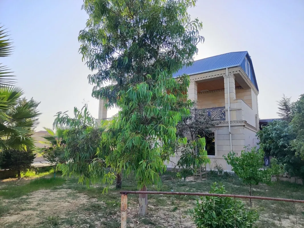 Satılır 5 otaqlı həyət evi 240 m²
