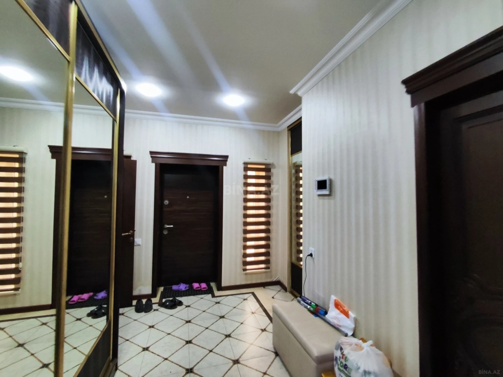 Satılır 5 otaqlı həyət evi 240 m²