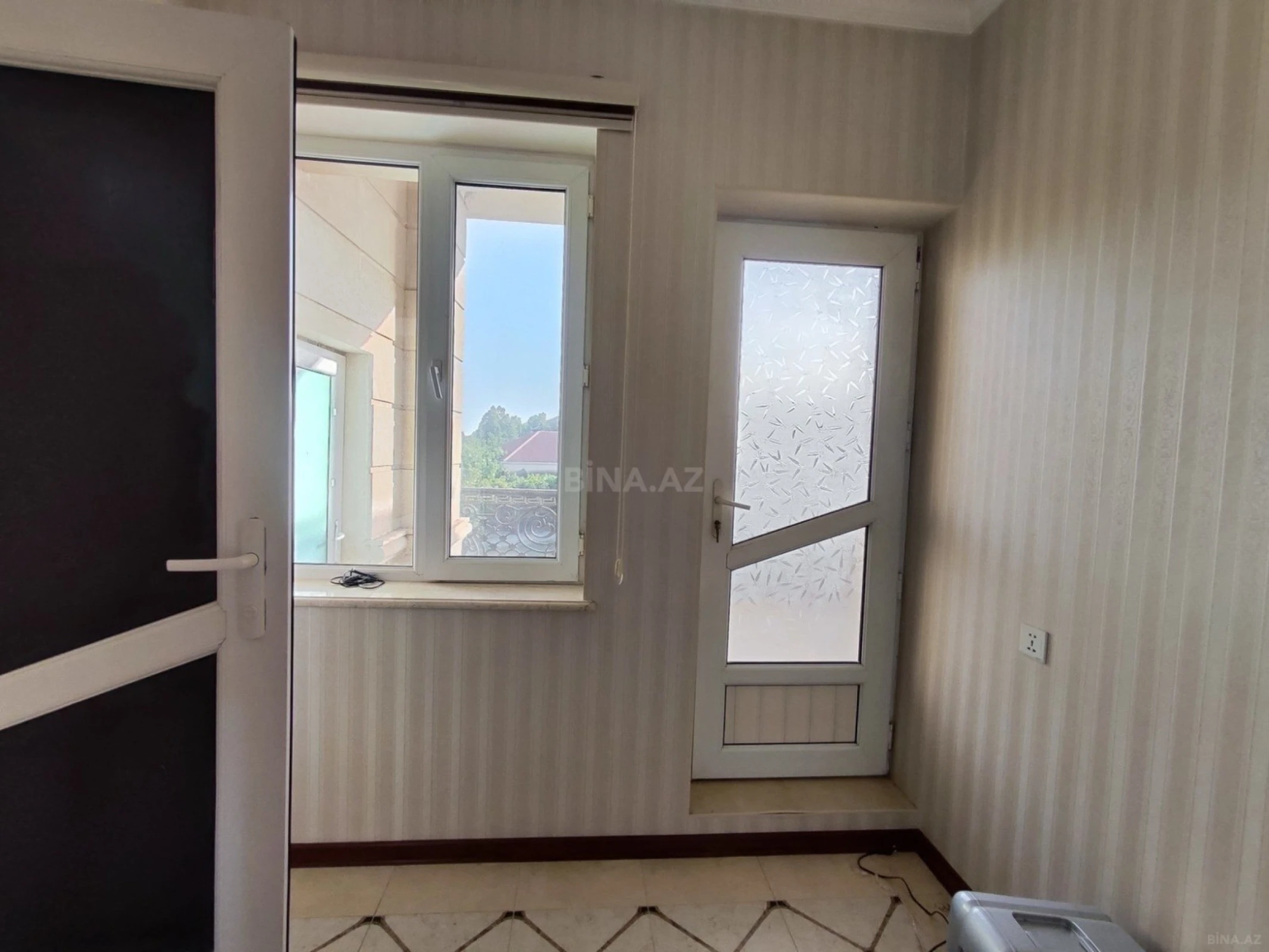 Satılır 5 otaqlı həyət evi 240 m²