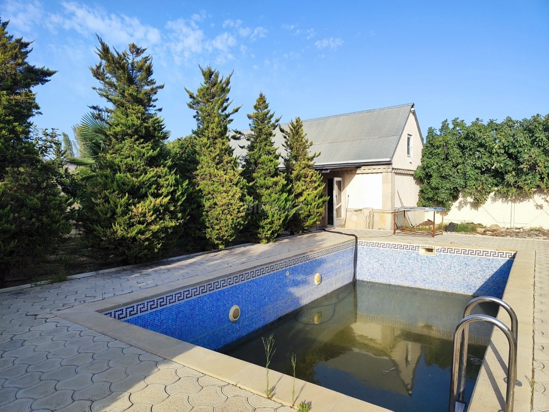 Satılır 5 otaqlı həyət evi 240 m²