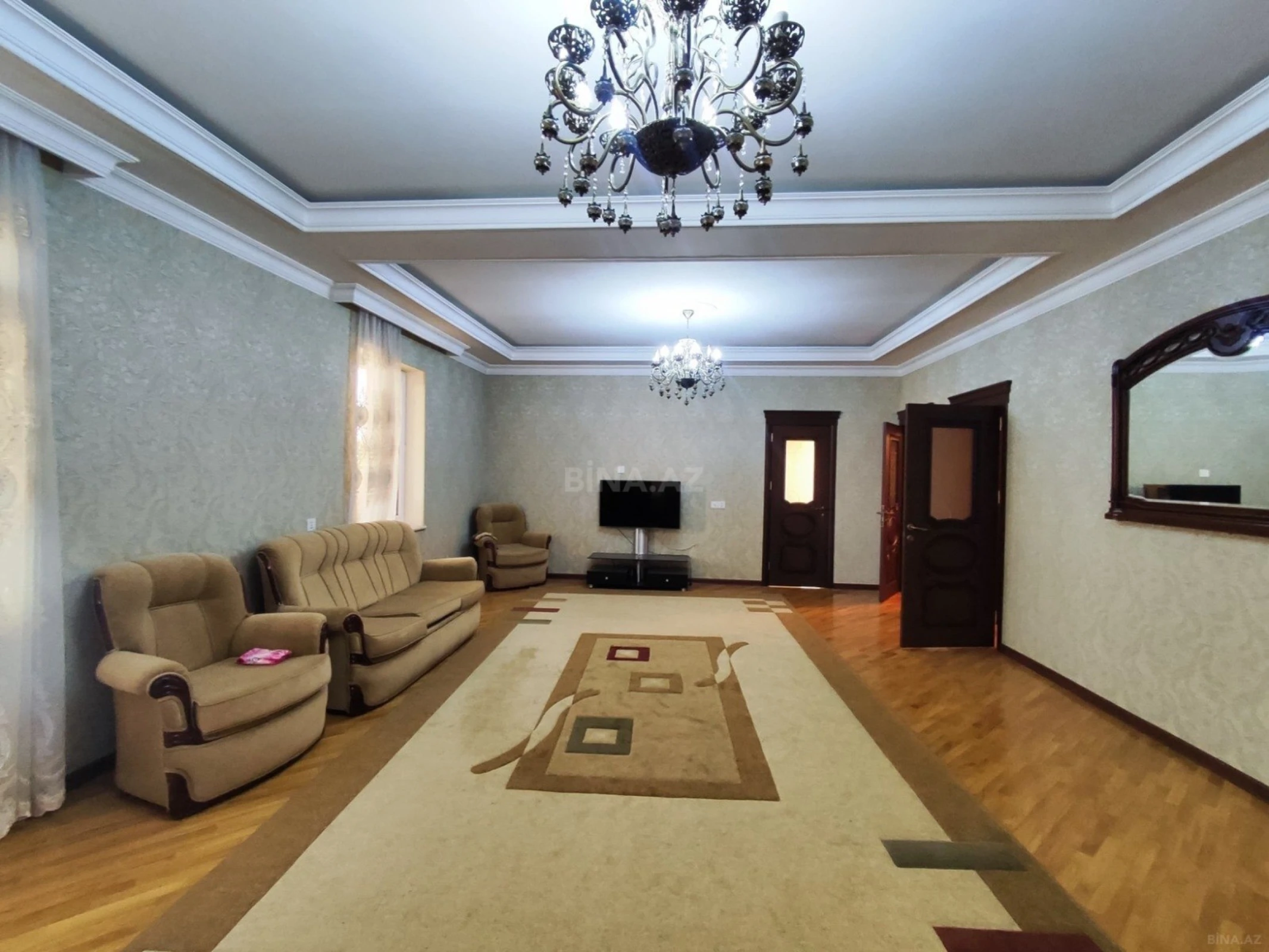 Satılır 5 otaqlı həyət evi 240 m²