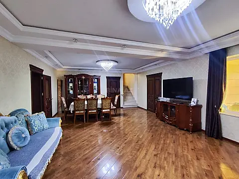 Satılır 5 otaqlı həyət evi 240 m²