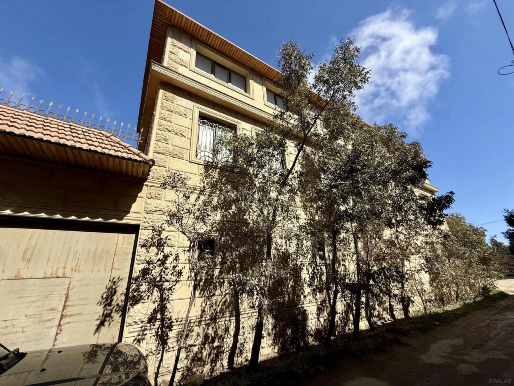 Satılır 9 otaqlı həyət evi 800 m²
