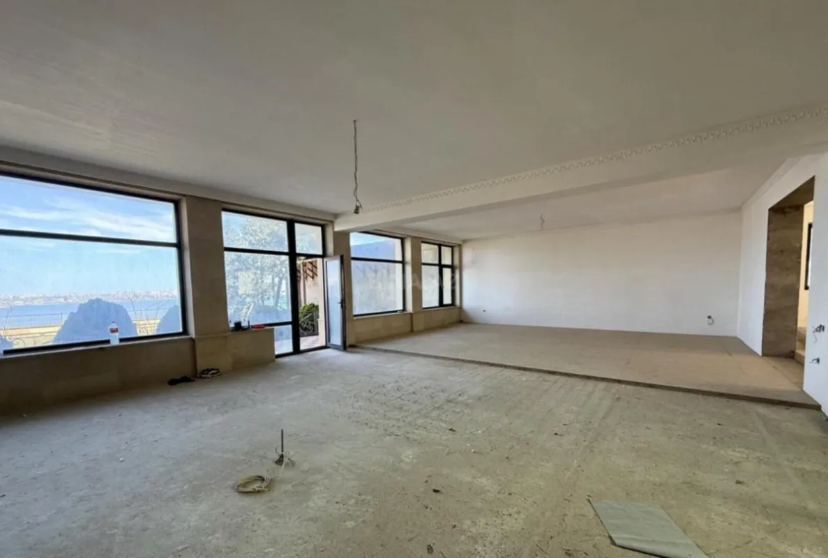 Satılır 9 otaqlı həyət evi 800 m²