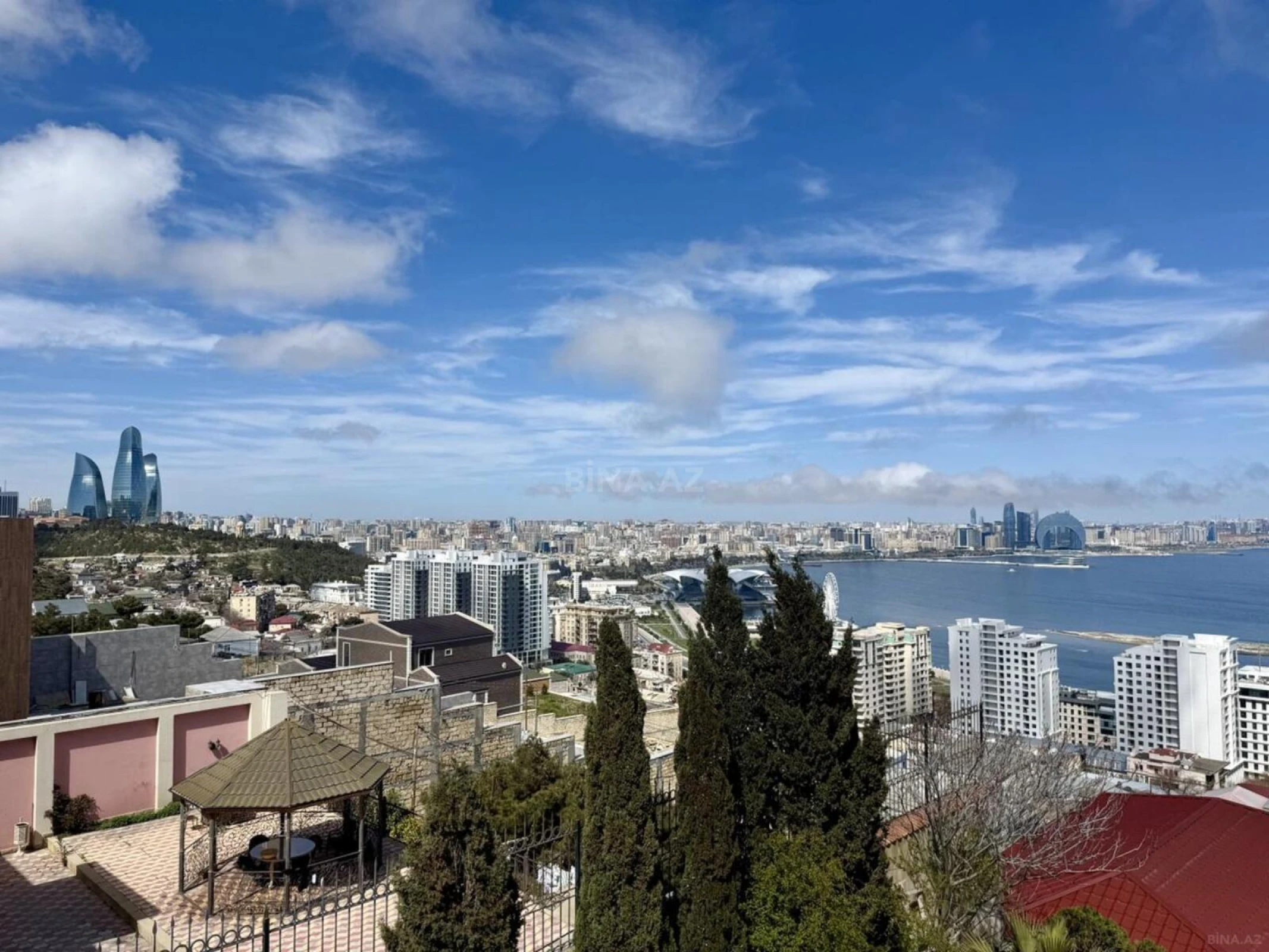 Satılır 9 otaqlı həyət evi 800 m²