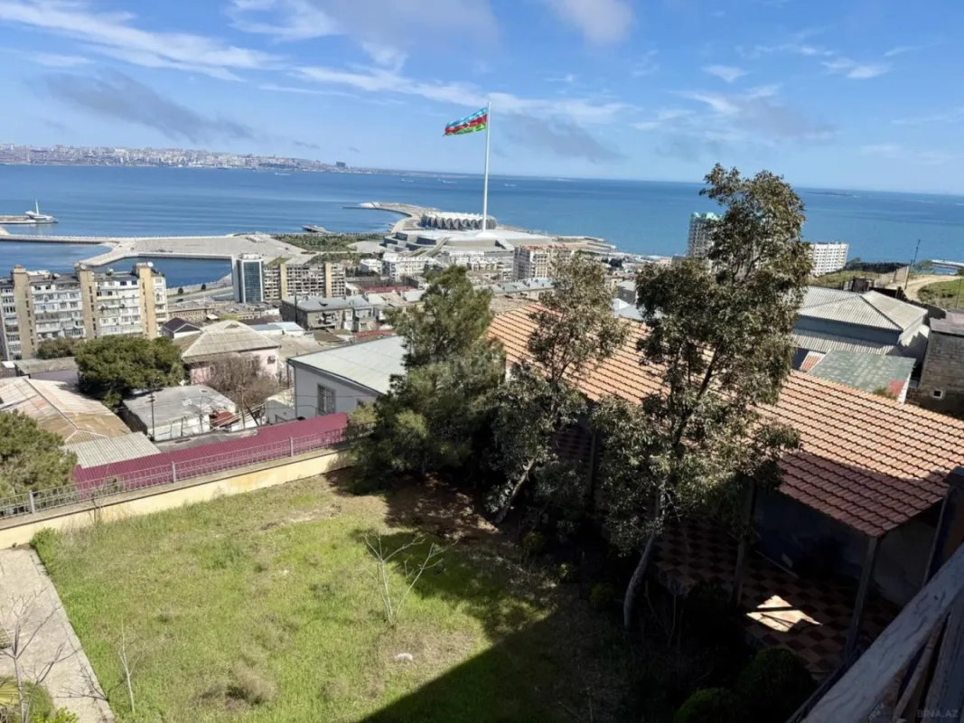 Satılır 9 otaqlı həyət evi 800 m²