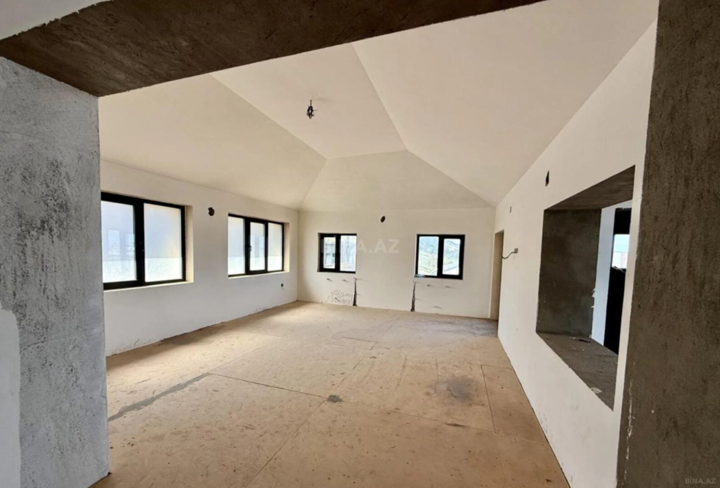 Satılır 9 otaqlı həyət evi 800 m²