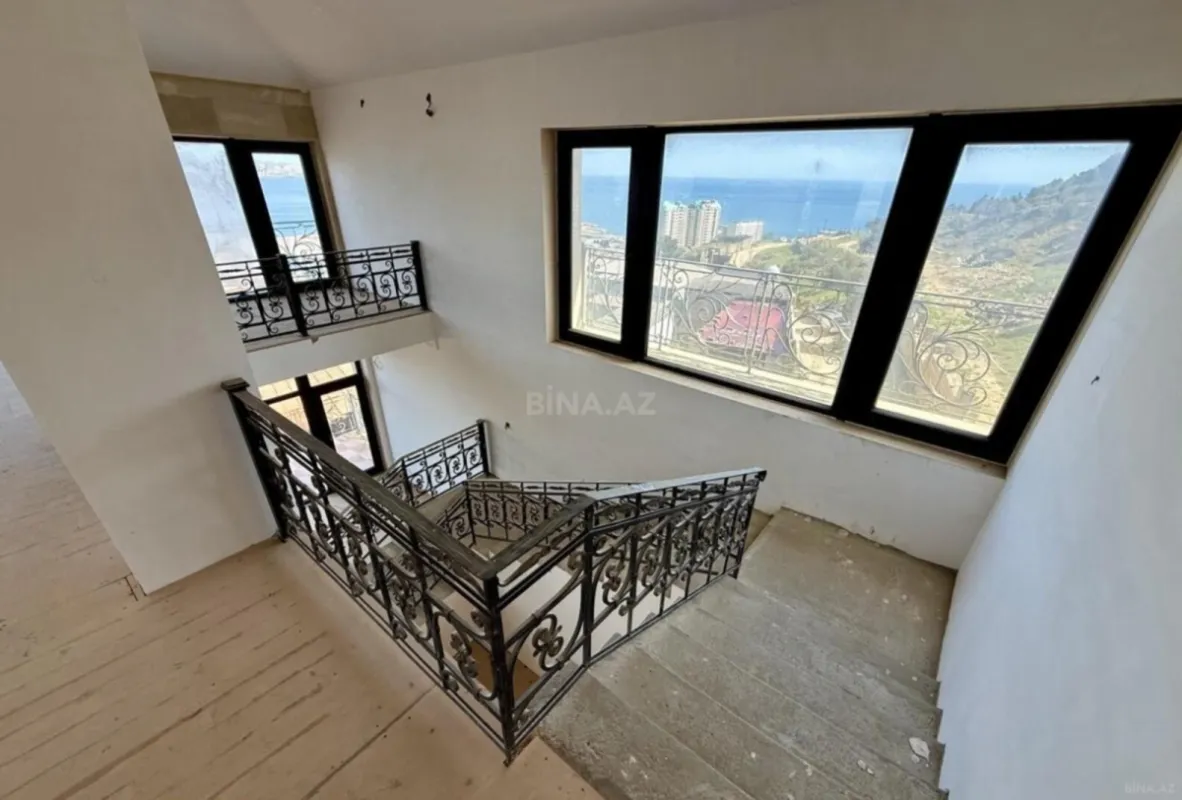 Satılır 9 otaqlı həyət evi 800 m²