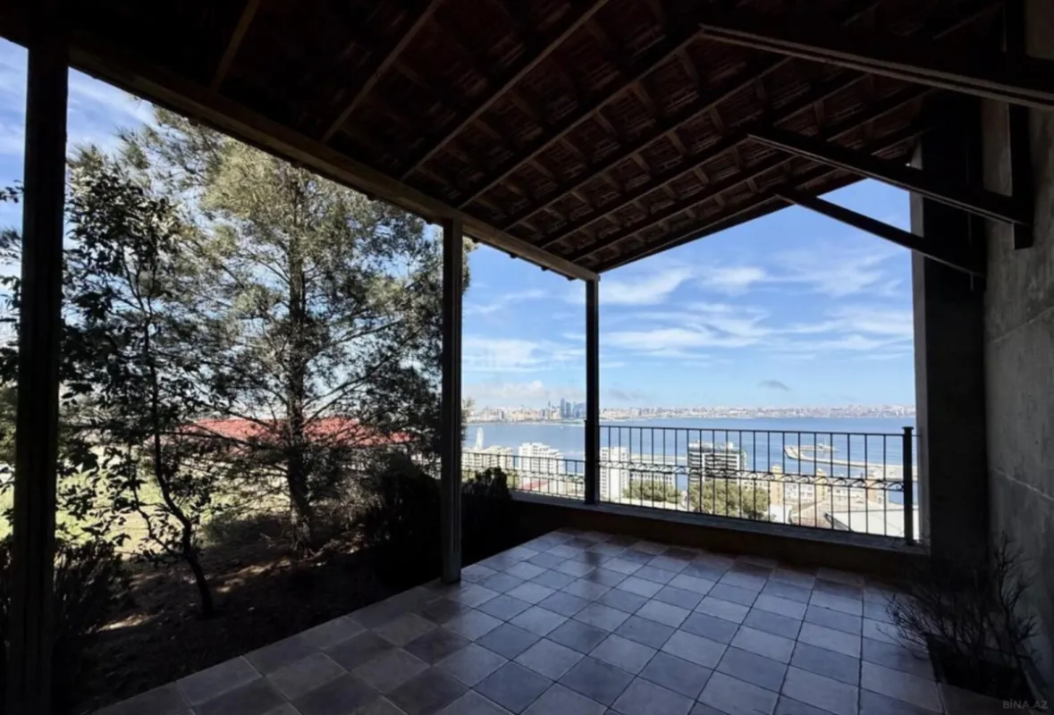 Satılır 9 otaqlı həyət evi 800 m²