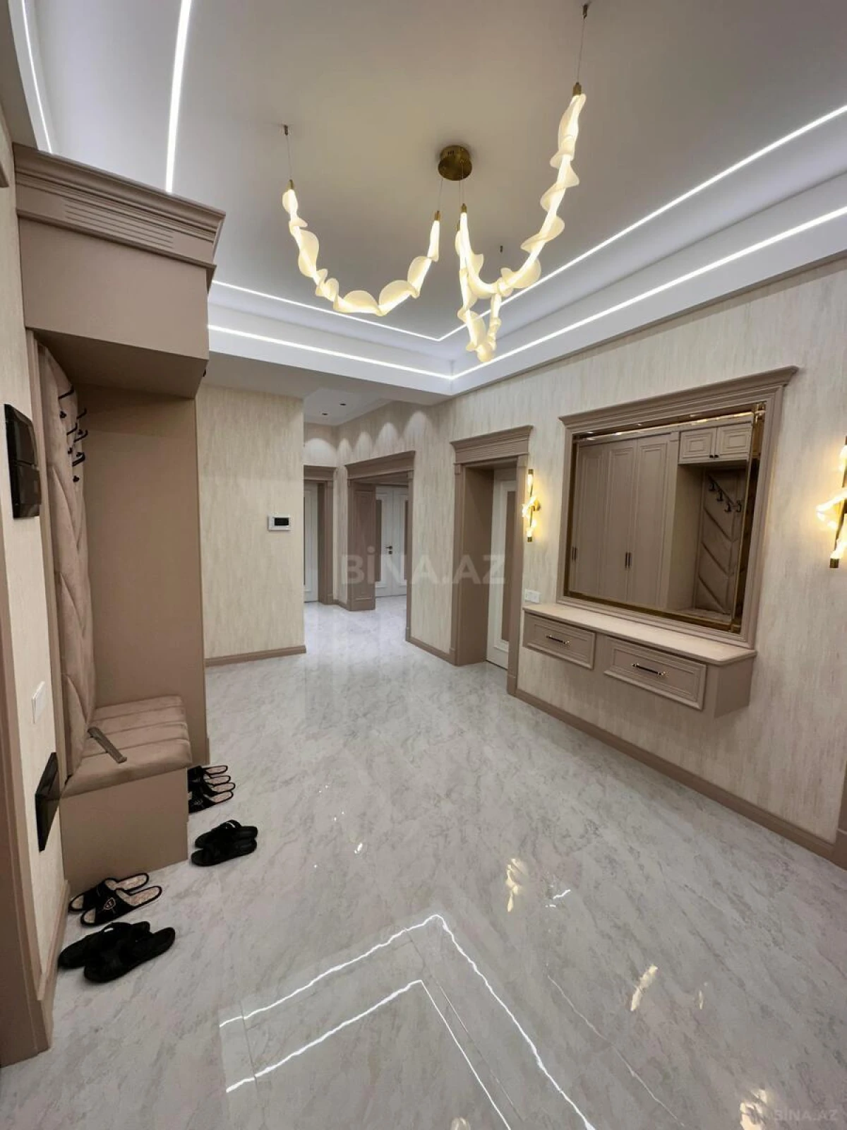 Satılır 4 otaqlı mənzil 195 m²