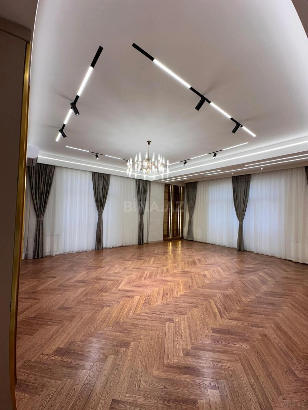 Satılır 4 otaqlı mənzil 195 m²