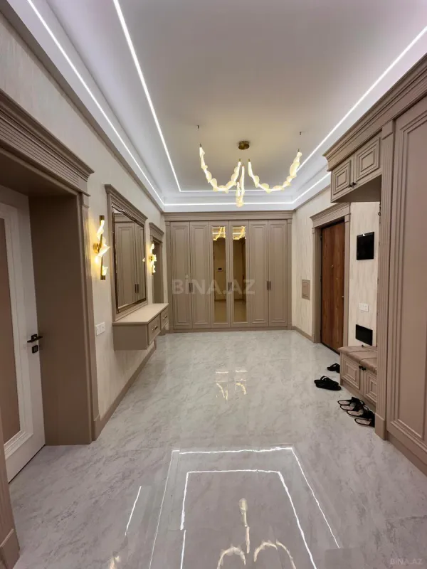 Satılır 4 otaqlı mənzil 195 m²