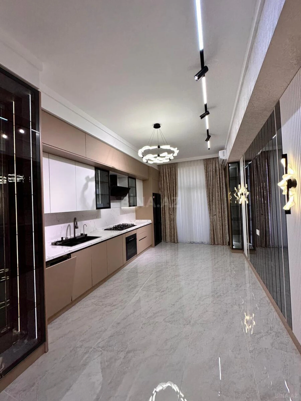 Satılır 4 otaqlı mənzil 195 m²