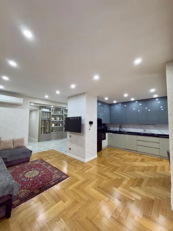 Satılır 5 otaqlı mənzil 201 m²