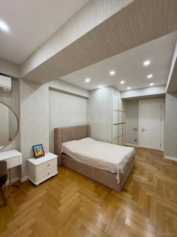 Satılır 5 otaqlı mənzil 201 m²