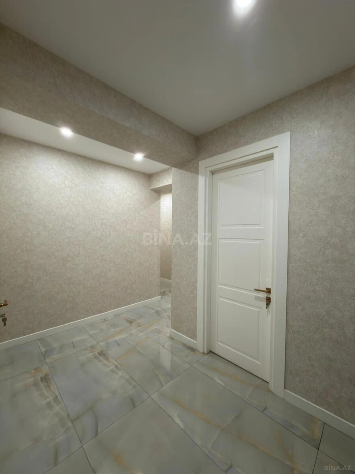 Satılır 5 otaqlı mənzil 201 m²