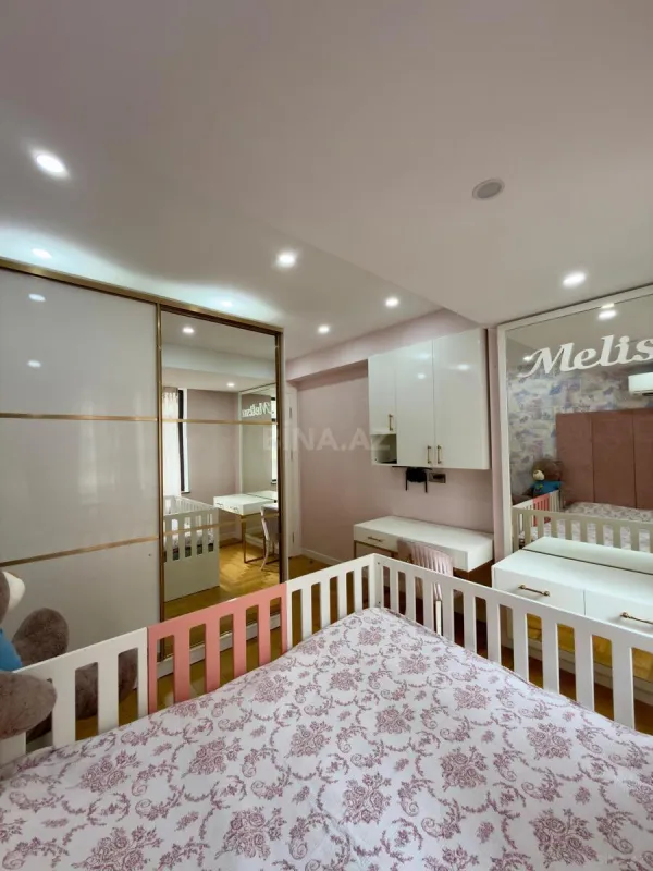 Satılır 5 otaqlı mənzil 201 m²
