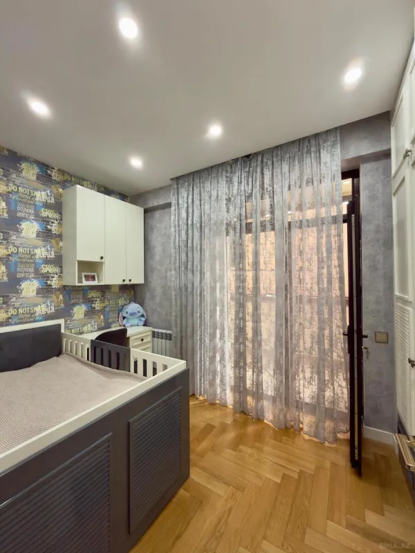 Satılır 5 otaqlı mənzil 201 m²