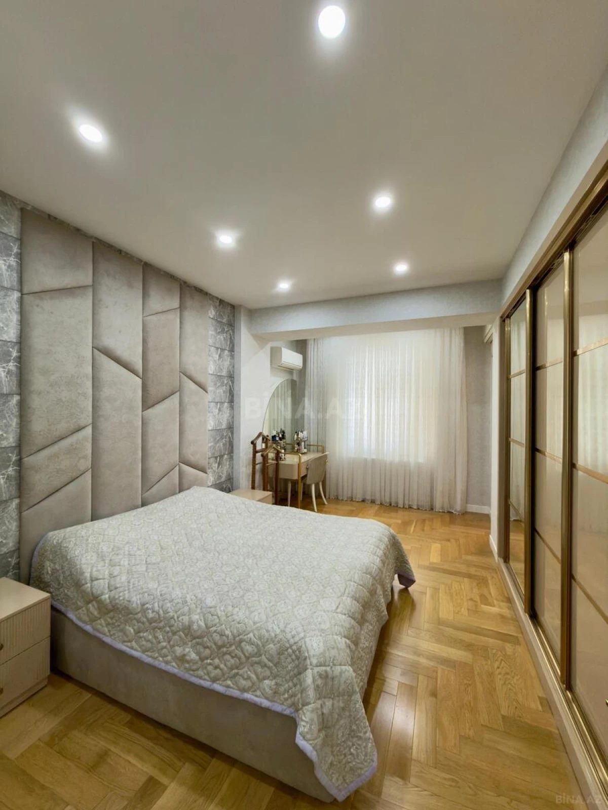 Satılır 5 otaqlı mənzil 201 m²